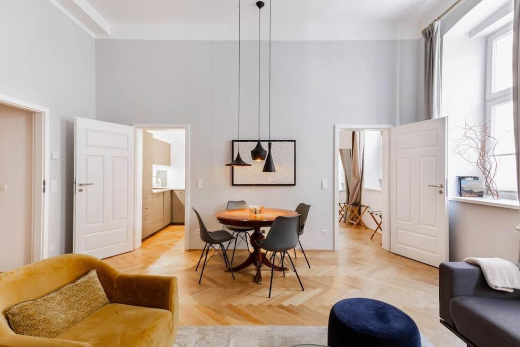 Center Apt In Best Area Near Park & Danube 20'To Airport Apartment Wina Bagian luar foto