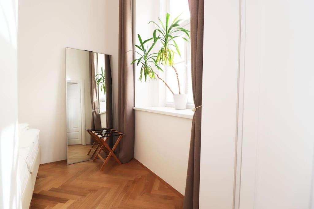 Center Apt In Best Area Near Park & Danube 20'To Airport Apartment Wina Bagian luar foto
