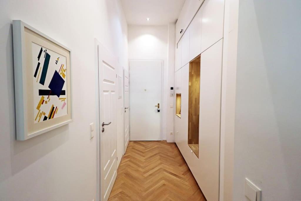 Center Apt In Best Area Near Park & Danube 20'To Airport Apartment Wina Bagian luar foto